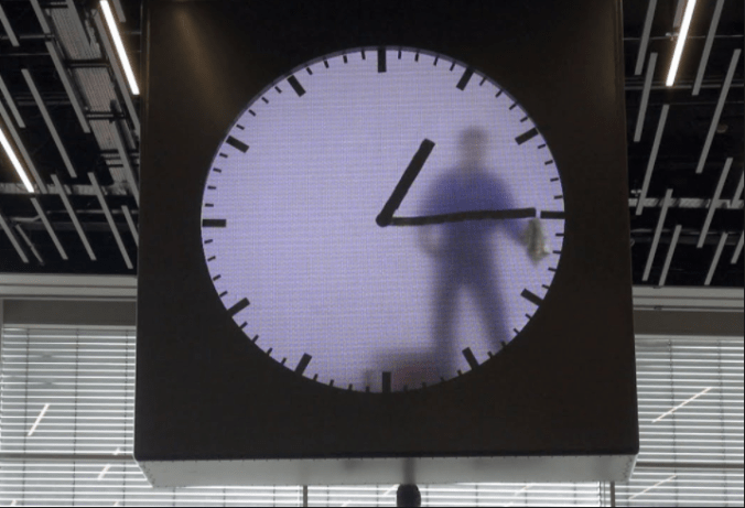 Man_in_Clock,_Schiphol_Airport_Amsterdam